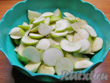 Яблоки тщательно моем, срезаем подпорченные места и нарезаем крупными дольками, не задевая сердцевину с косточками. Вес нарезанных яблок должен быть 400 грамм или немного больше.