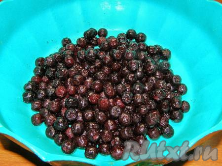 Ягоды черноплодной рябины очищаем от веточек, хорошо промываем и слегка просушиваем.