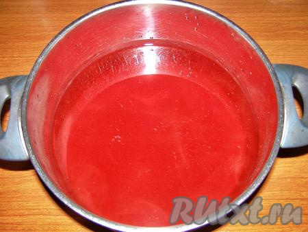 Перемешиваем сахар с водой из банки, добавляем лимонную кислоту и ставим на сильный огонь, а после закипания, уменьшив огонь, варим сироп ещё минуты 2-3.