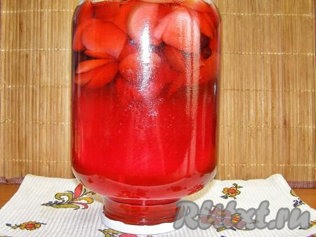 Банку с яблочно-рябиновым компотом переворачиваем вверх дном, укутываем пледом и оставляем остывать.