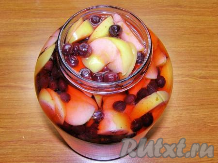 Заливаем горячий сироп в трёхлитровую банку с яблоками и черноплодной рябиной до самого верха и сразу закручиваем (или закатываем) крышкой.