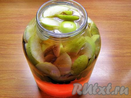 В чайнике (или кастрюле) кипятим воду и заливаем кипяток в банку до горлышка. Прикрываем банку предварительно прокипячённой крышкой и оставляем минут на 15-20, пока банка не остынет так, что её можно будет взять в руки.