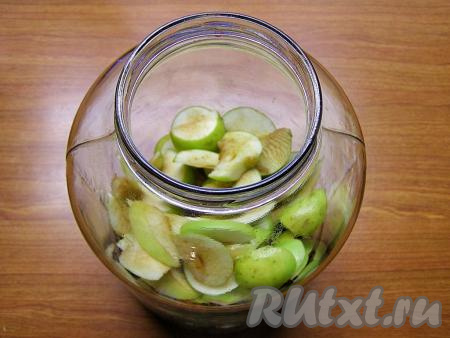 Сверху закладываем в банку яблочные дольки.