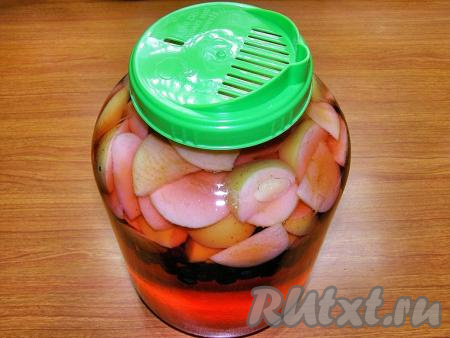 Из банки сливаем воду в кастрюлю с сахаром. Очень удобно пользоваться специальной крышкой для слива жидкости. Если такой крышки нет, то при сливе воды придерживайте ягоды и яблоки шумовкой, чтобы они остались в банке.