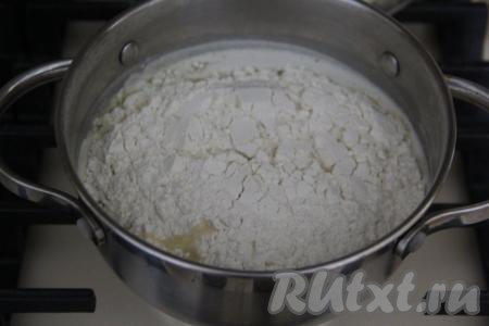 Всыпать муку в кипящую массу, уменьшить огонь.