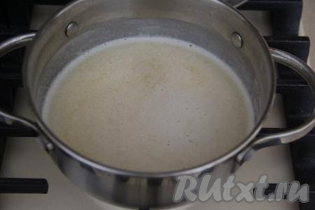 Поставить кастрюлю на средний огонь и довести, помешивая, смесь до кипения и растворения всех ингредиентов.