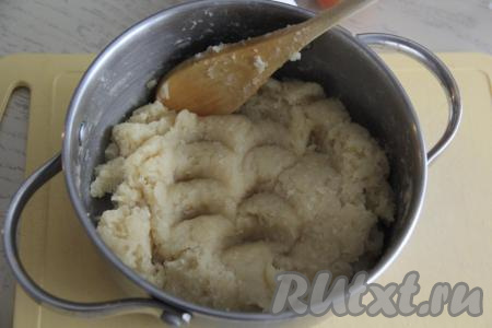 Тщательно перемешивать тесто лопаткой до получения однородной массы. Заваривать тесто, хорошо перемешивая, в течение 1 минуты (тесто должно отходить от стенок кастрюли), убрать с огня. Тесто получится эластичным и без следов сухой муки.