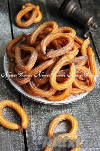 Переложить чуррос на тарелку и присыпать сахарной пудрой, смешанной с корицей. Этот нежный внутри и слегка похрустывающий снаружи десерт, приготовленный в домашних условиях, особенно вкусно кушать, обмакивая в сгущённое молоко или в растопленный шоколад.