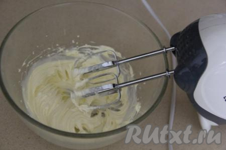 Пока бисквитный рулет "отдыхает", продолжим заниматься кремом. Мягкое сливочное масло (чтобы масло стало мягким, его нужно заранее достать, оно согреется при комнатной температуре и размягчится) взбить миксером в течение 3-5 минут.