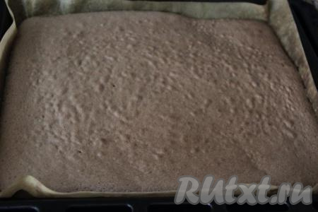 Выпекать шоколадный бисквит минут 10-15 в духовке, разогретой до 190 градусов. Готовность проверить сухой зубочисткой. Не пересушите бисквит!