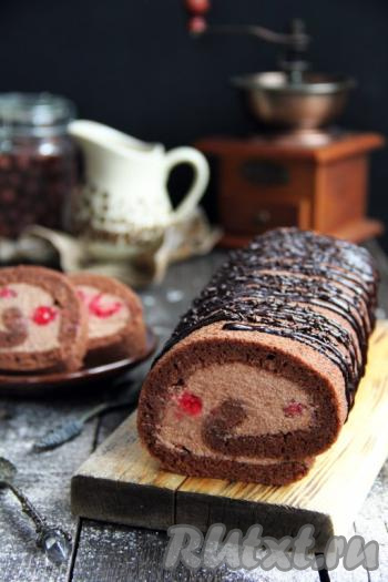 Нарезать вкусный, ароматный шоколадный рулет с начинкой из нежнейшего заварного крема на кусочки и подать к столу. Посмотрите, какой красивый разрез!