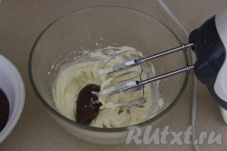 Затем, продолжая взбивать, в масло добавлять по 1 столовой ложке полностью остывшего заварного крема.