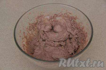 Ввести в масло весь заварной крем и взбить до однородности.