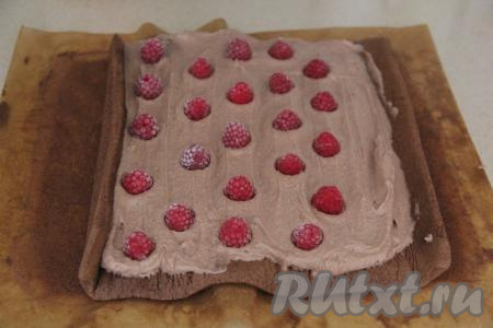 Если используете ягоды, то выложите их на крем (я разложила замороженную малину, предварительно не размораживая её). 