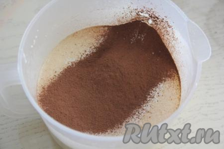 Перемешать лопаткой до однородности и всыпать просеянное какао.