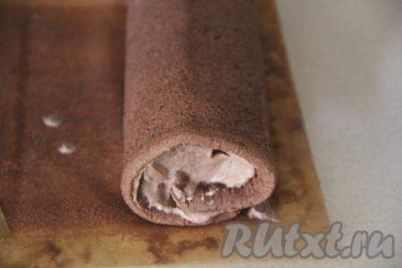 Свернуть шоколадный рулет с заварным кремом в рулет.&nbsp;