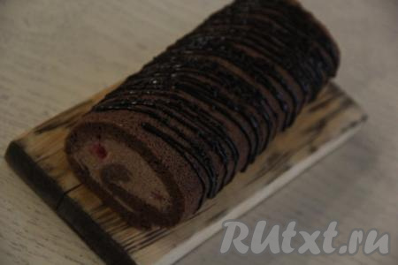 Готовый рулет можно присыпать сахарной пудрой, я растопила 50 грамм шоколада и нанесла его на выпечку. 