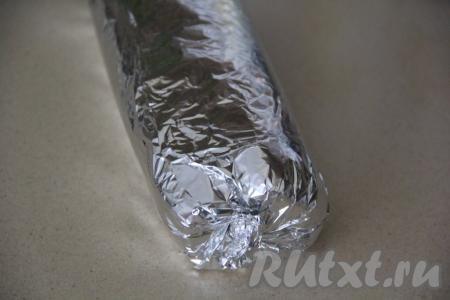 Завернуть рулет в фольгу (или в пергамент) и убрать в холодильник минимум на 5 часов.&nbsp;