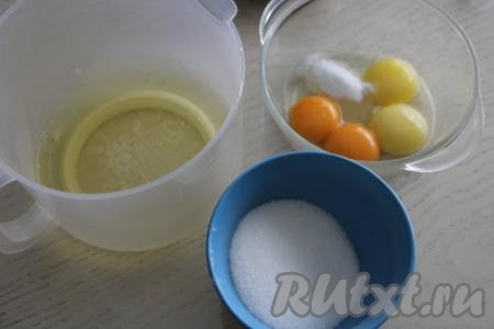 Теперь займёмся приготовлением бисквитного коржа, для этого прежде всего нужно в разные ёмкости аккуратно разделить яйца на белки и желтки. В ёмкость с желтками всыпать 35 грамм сахара. В белки добавить соль.