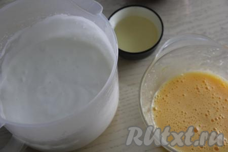 Взбить белки с солью миксером в пышную пену, затем, добавляя небольшими порциями оставшиеся 80 грамм сахара и постоянно взбивая, довести белки до белой, пышной массы и полного растворения сахара. Желтки перетереть с сахаром с помощью вилки (или венчика).