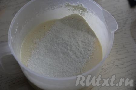 Соединить белки, желтки и растительное масло, слегка взбить миксером. Затем всыпать просеянную муку.