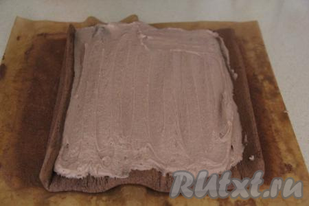 Развернуть бисквит, отделить от пергамента, выложить весь крем и равномерно его распределить.