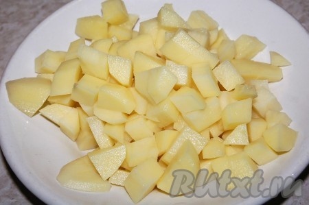 Картошку очистить и нарезать на достаточно мелкие кубики.