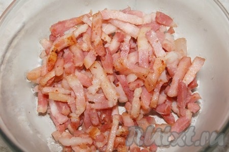 Обжаренный бекон выложить на тарелку и отставить в сторонку.