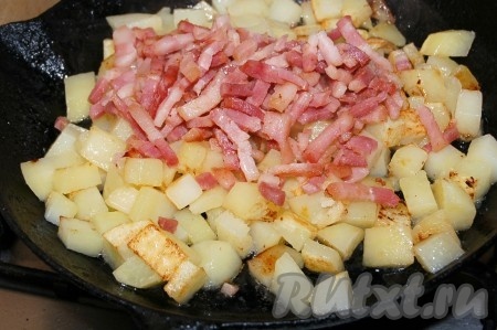 Затем выложить на картофель обжаренный ранее бекон.