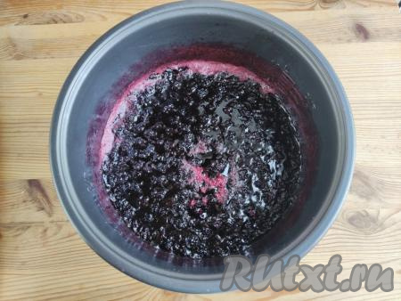 Затем поставить опять варенье на огонь, довести до кипения и варить около 5 минут на самом тихом огне, иногда перемешивая. Готовность варенья определяется по густому сиропу и по ягоде, которая равномерно распределяется по кастрюле или опускается на дно. У готового ежевичного варенья пенка образуется по краям.