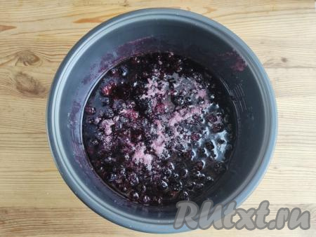 Через 12 часов снова довести варенье из ежевики до кипения на минимальном огне, убрать с огня и, накрыв крышкой, оставить до полного остывания.