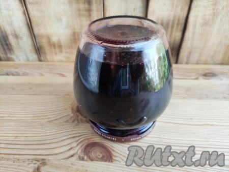 Поставить варенье из ежевики на крышку (вверх дном), укутать баночку тёплым пледом и оставить на 12 часов, а затем переставить на хранение. Заготовка прекрасно хранится при комнатной температуре. Из указанного количества ягод и сахара получается 0,5-литровая банка варенья и немного остаётся на пробу.