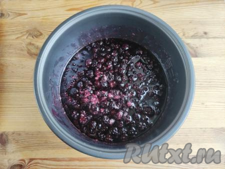 Поставить кастрюлю с ежевикой, пустившей сок, на минимальный огонь, аккуратно периодически перемешивая, довести варенье до кипения, убрать с огня, накрыть крышкой и оставить на 12 часов.