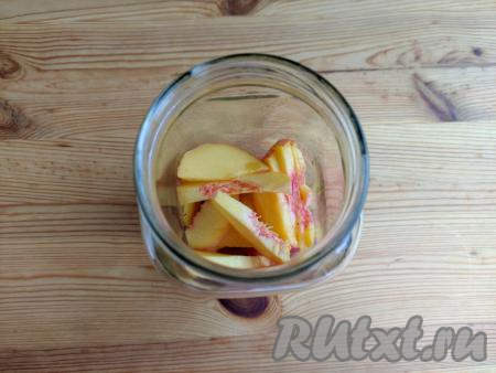 Банку для заготовки простерилизовать (я стерилизую в микроволновке, налив на дно банки воду, в течение 4 минут), крышку ошпарить кипятком. В простерилизованную банку выложить подготовленные ломтики персика.