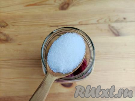 Сахар всыпать в банку с ягодами и фруктами.