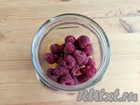 Малину аккуратно промыть, выложив в дуршлаг, дать стечь воде. Сверху на персики выложить чистую малину.