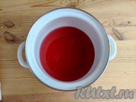 По прошествии времени слить сироп из банки, надев на баночку крышку с отверстиями (или с помощью сита) в эмалированную кастрюлю. Фрукты и ягоды остаются в банке. Кастрюлю с сиропом поставить на огонь, довести до кипения и проварить на небольшом огне 1-2 минуты, а затем вылить в банку.