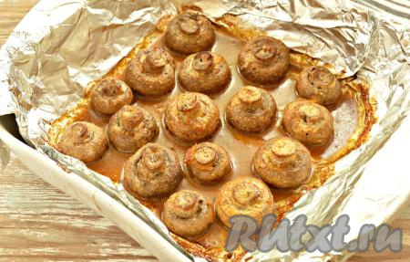 Форму с грибами ставим в разогретую до 180 градусов духовку на 25 минут. Во&nbsp;время запекания шампиньоны уменьшатся в размере.