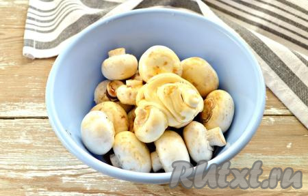 Шампиньоны перекладываем в миску. Добавляем свой любимый майонез. Вливаем соевый соус и остывшее растопленное сливочное масло.