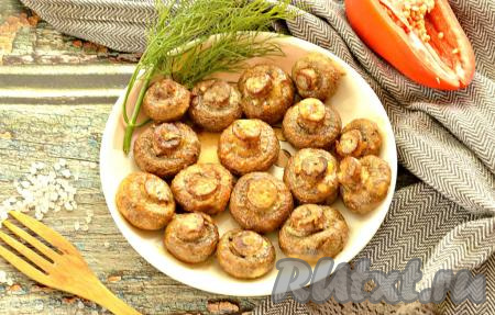 Шампиньоны, запечённые целиком с соевым соусом и майонезом, вынимаем из духовки и подаём  на стол как самостоятельную закуску. Вкусно и в горячем, и в остывшем виде!