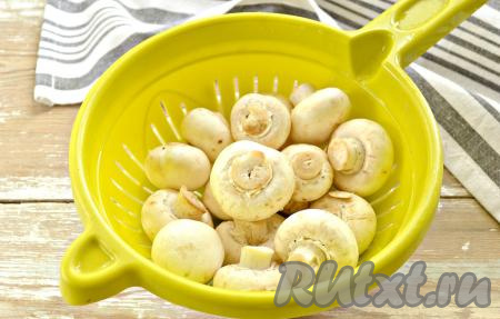 Сливочное масло растопить любым удобным способом (например, в микроволновке) и остудить. Целые неповрежденные шампиньоны промываем под проточной водой, удаляя все загрязнения. Можно немного подрезать ножки. Обсушиваем грибы на полотенце.