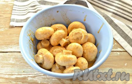 Аккуратно перемешиваем шампиньоны со специями, соевым соусом, маслом и майонезом. Оставляем грибы мариноваться на 30 минут при комнатной температуре, прикрыв&nbsp;крышкой.