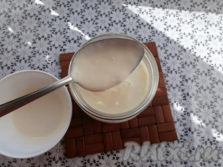 Тёплое молоко перелить в чистую и сухую банку, добавить в неё смесь сметаны и молока,&nbsp;перемешать.