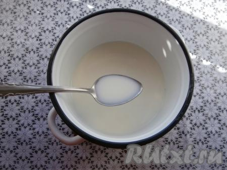 Налить молоко в кастрюлю, поставить на огонь.