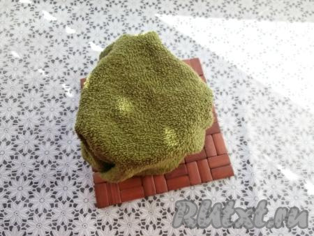 А затем укутать в тёплое полотенце (или тёплое одеяло) и оставить часов на 12.