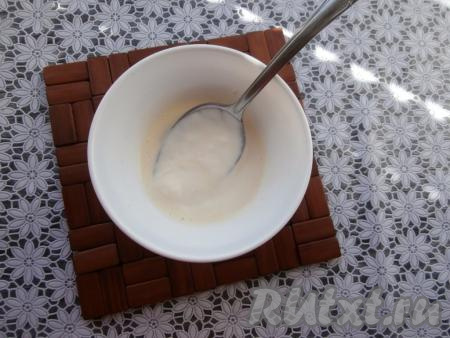 Сметану размешать с небольшим количеством тёплого молока.