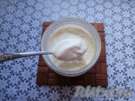 Готовый мацони будет похож на йогурт, его нужно поместить в холодильник на 5-6 часов. Охлаждённый мацони станет достаточно густым.