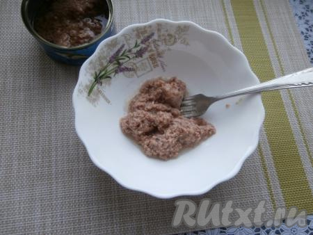 Примерно, 50 грамм консервированного тунца из банки переложить в миску, масло слить и размять вилкой (у меня был салатный консервированный тунец, уже измельчённый).