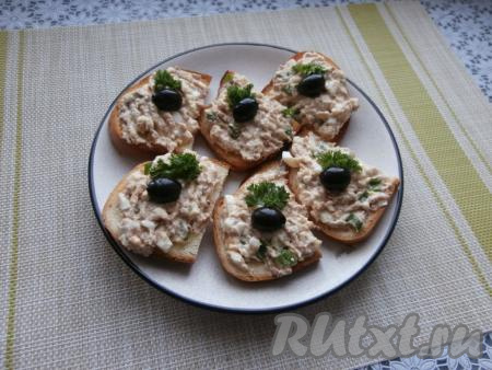 Украсить оливками и зеленью петрушки.