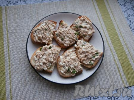 Нанести намазку на остывшие ломтики батона.